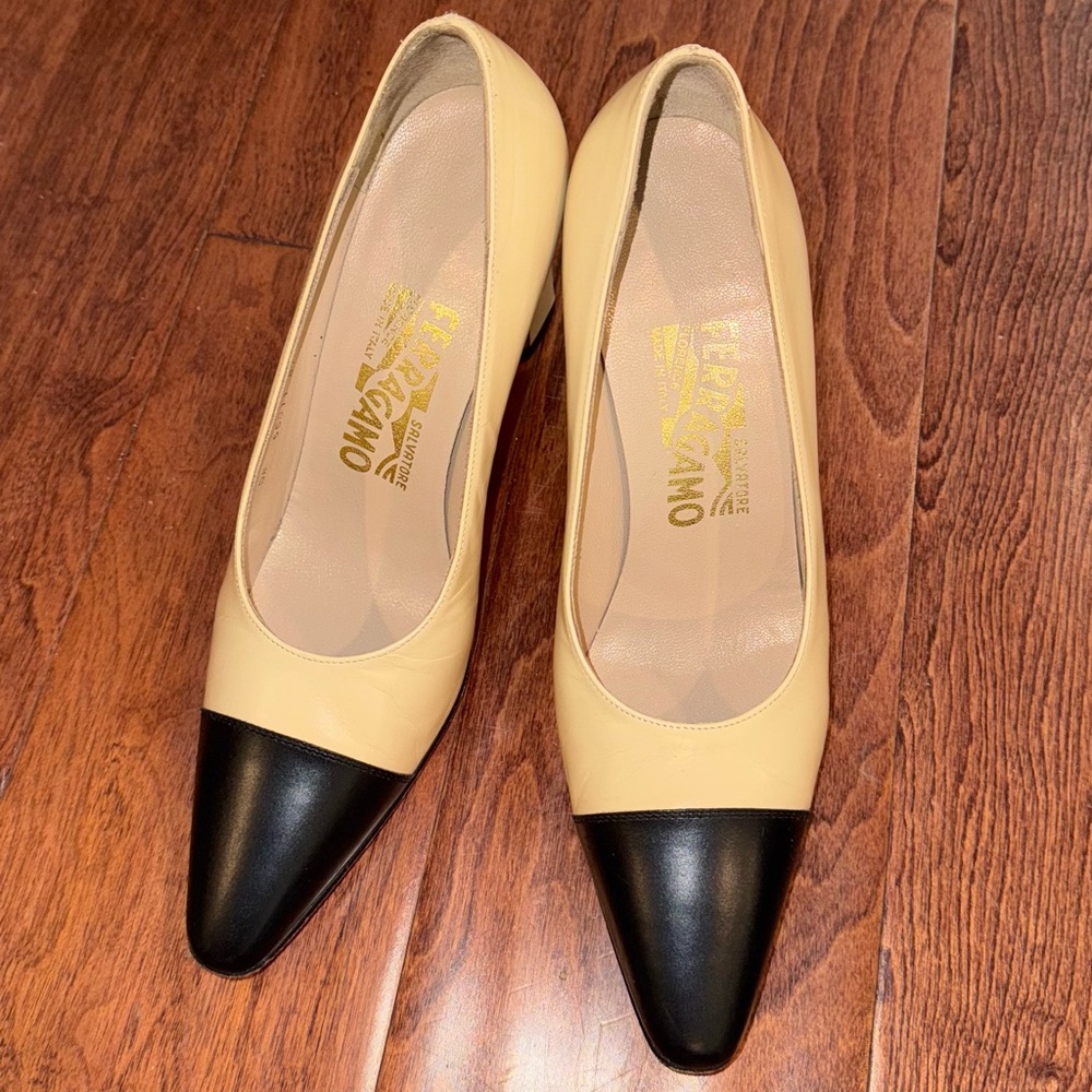 🔥Ferragamo Calf leather two toned elegant pump size 6B - made in Italy🔥🔥🔥